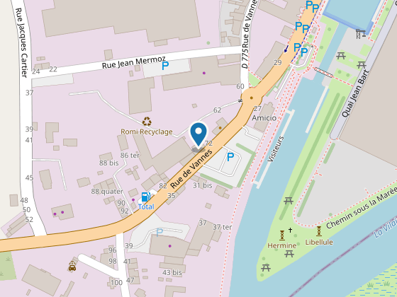 Plan du quartier : La Marina est signalée au 76 rue de Vannes, le long de la D775, à une centaine de mètres du bord de la Vilaine ; deux stationnements sont indiqués de part et d’autre de la rue.
